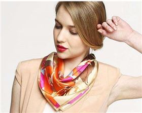 酒紅色圍巾怎么搭配 酒紅色圍巾怎么搭配