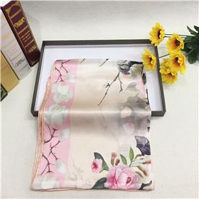 真絲圍巾。 真絲圍巾。