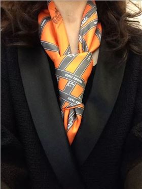 女式真絲圍巾戴法 女式真絲圍巾戴法