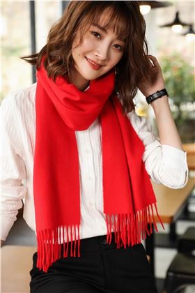 紅圍巾搭配什么顏色的衣服 紅圍巾搭配什么顏色的衣服