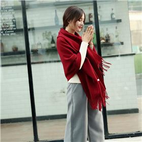 紅圍巾搭配什么顏色的衣服 紅圍巾搭配什么顏色的衣服